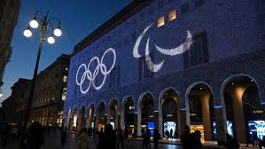 土媒：穆里尼奥让费内巴切大巴停车，邀请一名球迷上车并合影留念